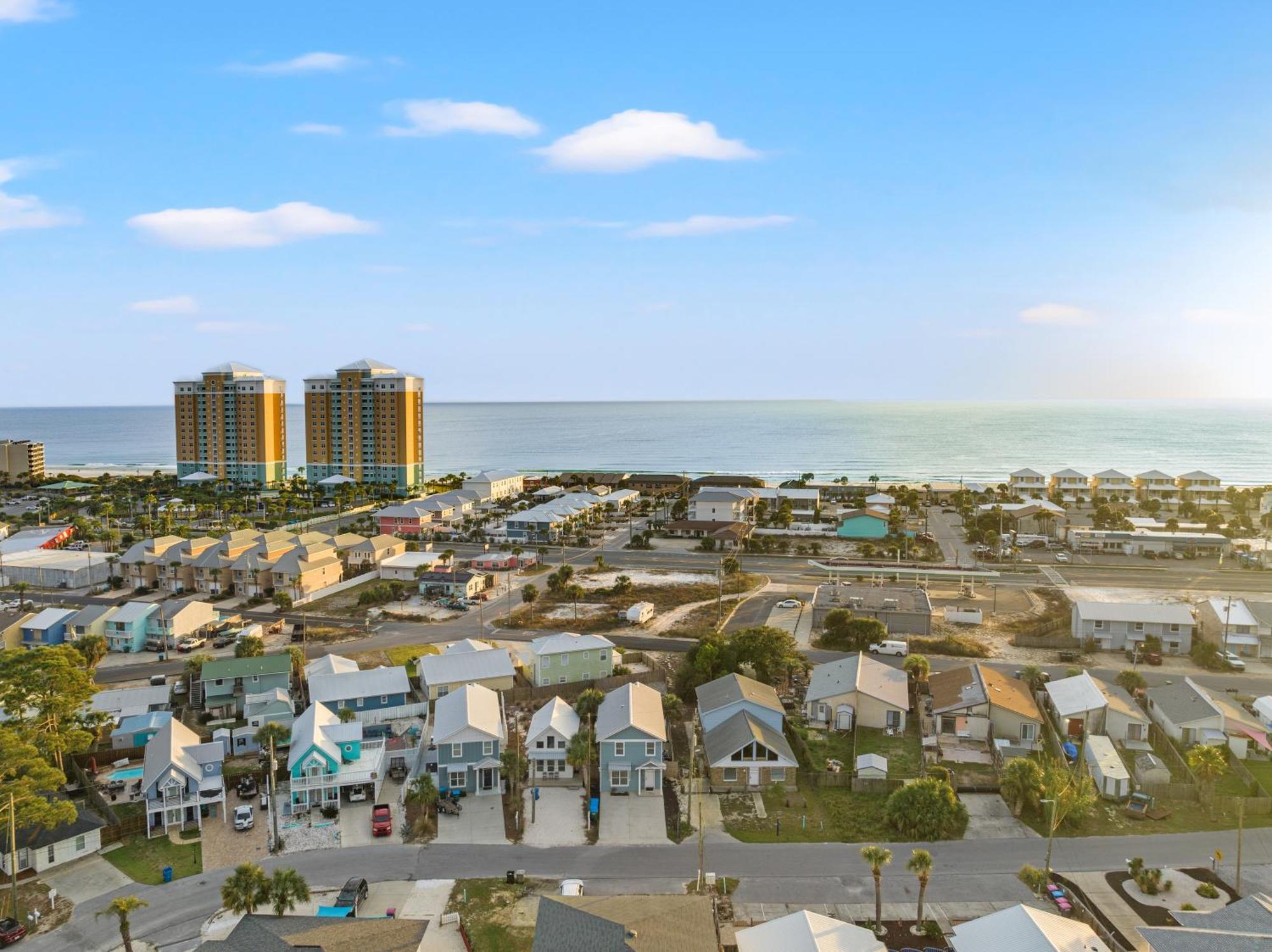 Spacious 4-bed, 3-bath House - Sleeps 12 For The Perfect Getaway Holiday home Panama City Beach