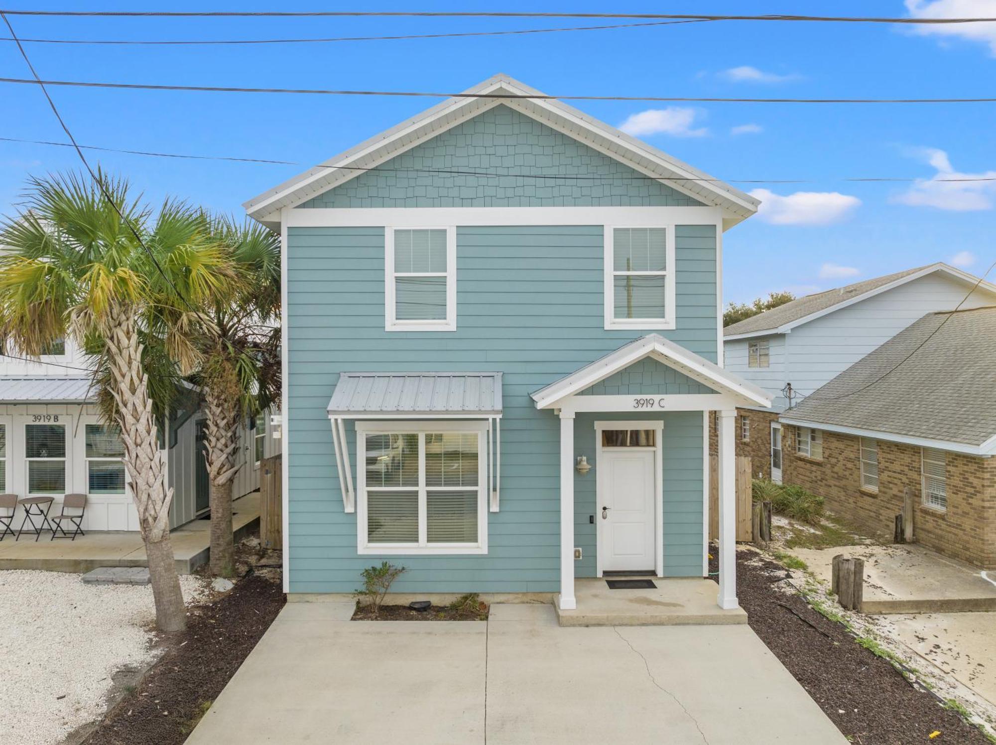 Spacious 4-bed, 3-bath House - Sleeps 12 For The Perfect Getaway Holiday home