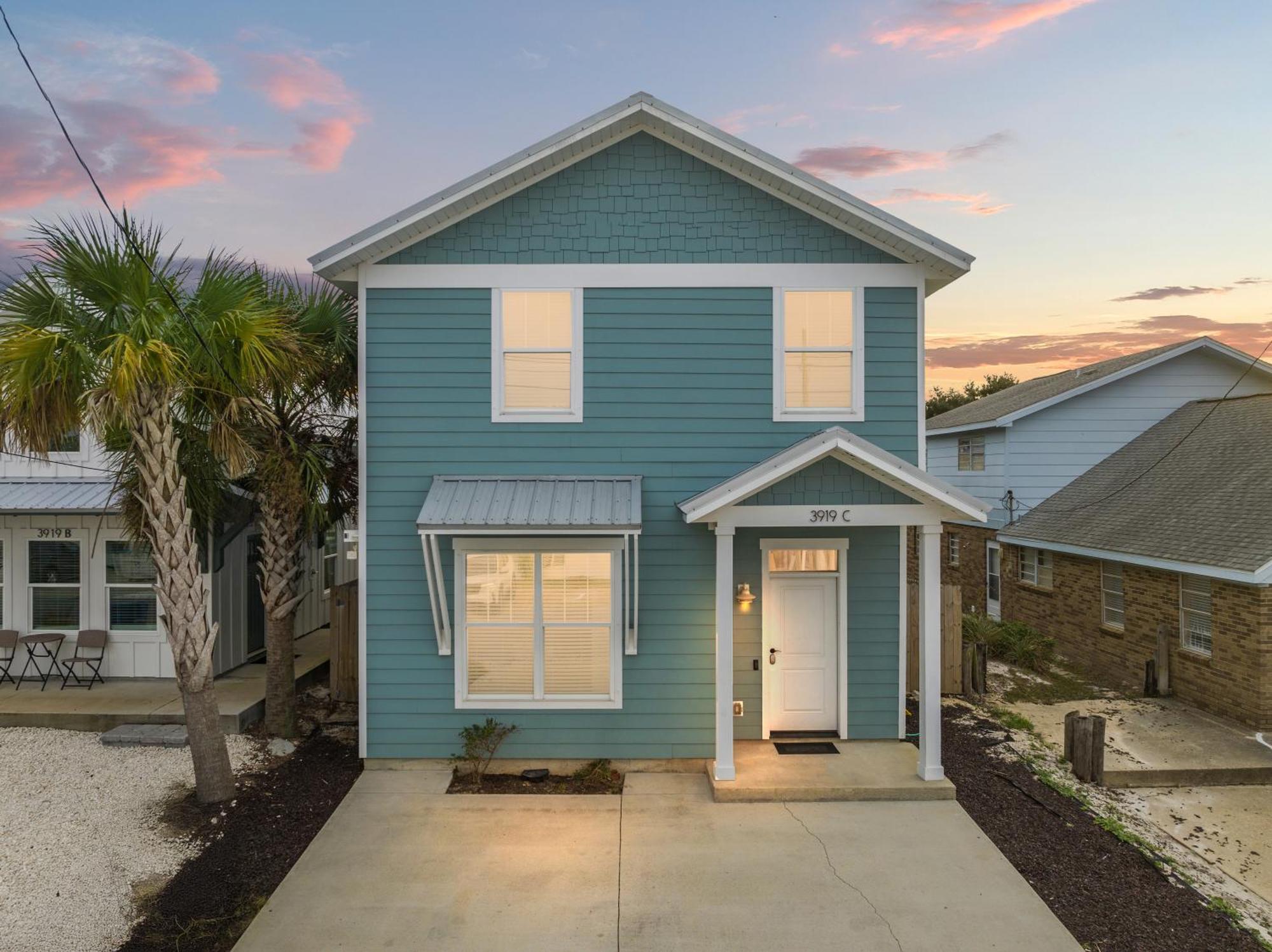 Holiday home Spacious 4-bed, 3-bath House - Sleeps 12 For The Perfect Getaway