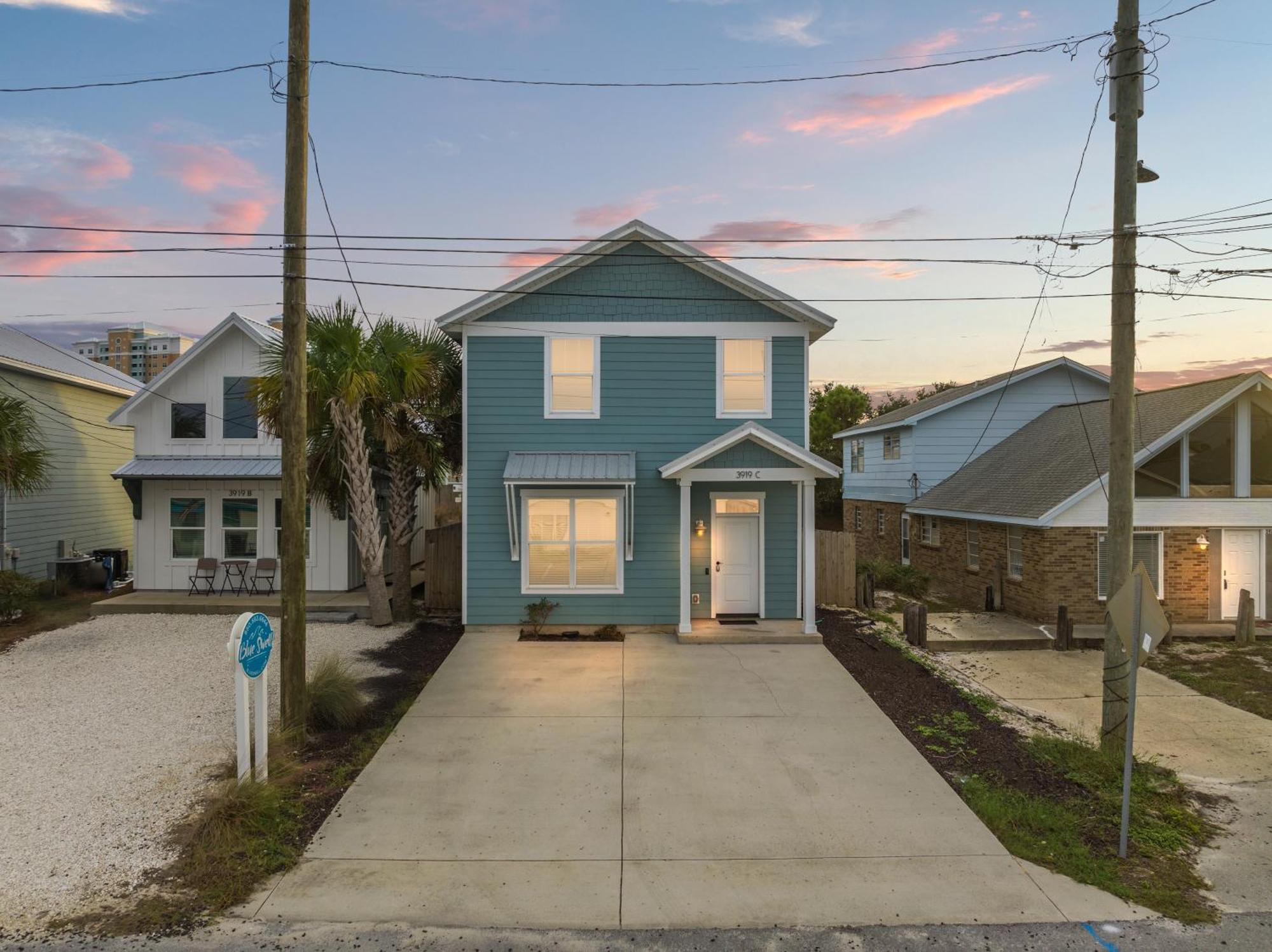 Holiday home Spacious 4-bed, 3-bath House - Sleeps 12 For The Perfect Getaway